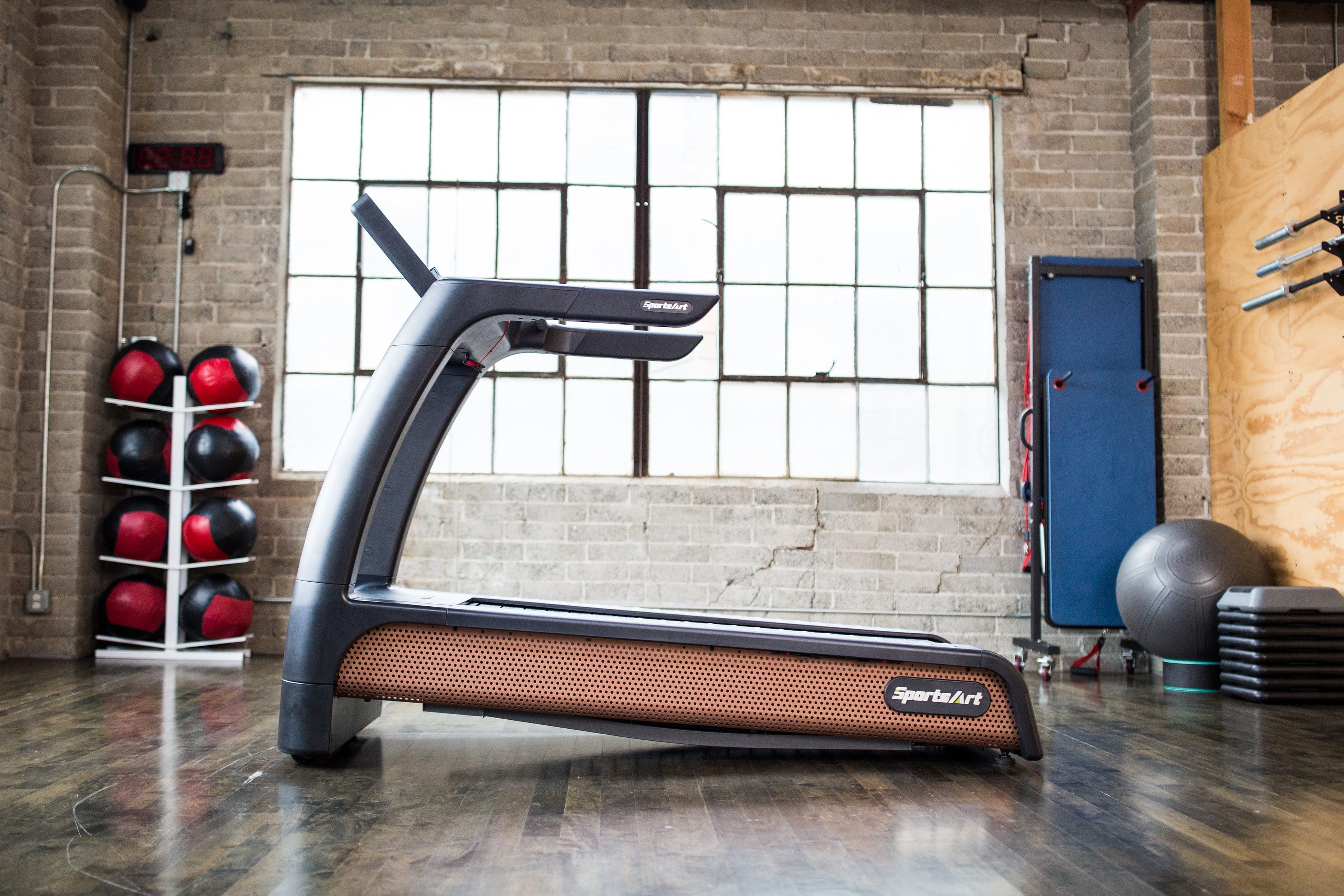 SportsArt Verde Treadmill N685 in your Gym